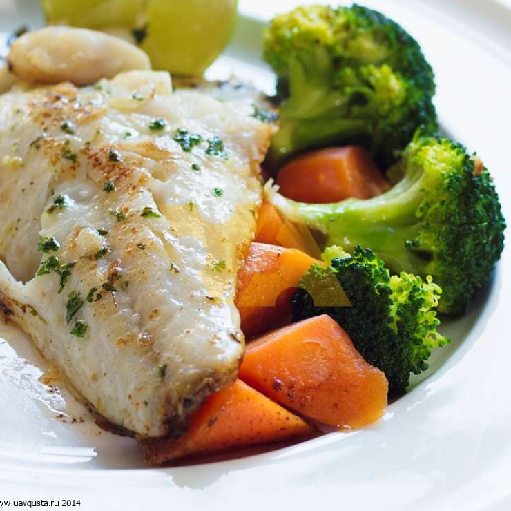 Филе лаврака (морского волка) с хвостами омаров