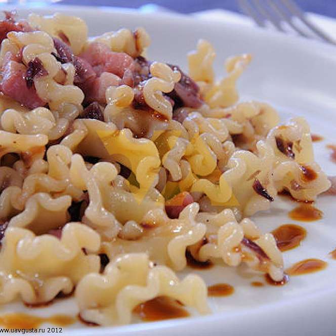 Галлетти с панчеттой, радиккьо и бальзамическим уксусом из Модены