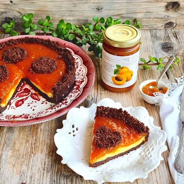 Пирог без выпечки с кремом и сицилийским абрикосовым джемом 