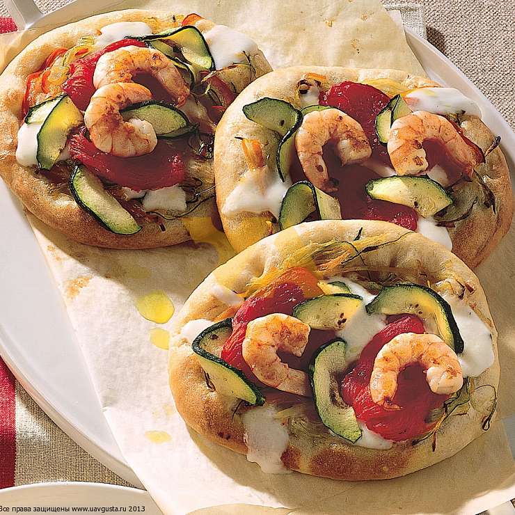 Пицца с помидорами, тушеными овощами и креветками