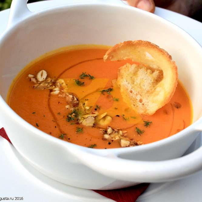 Пряный морковно-цитрусовый суп с миндалем