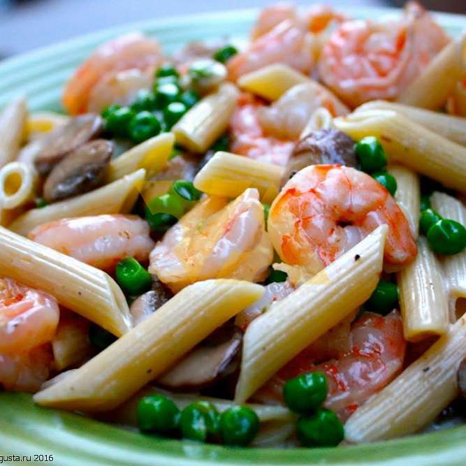 Пенне с креветками и горошком