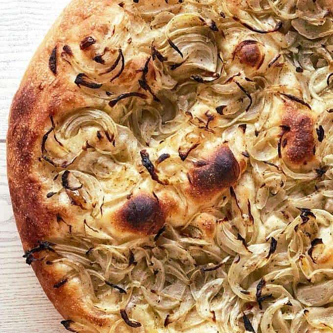 Деревенская пицца с луком