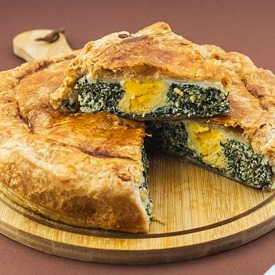 Пасхальный пирог с рикоттой, шпинатом, яйцами и сыром Проволоне