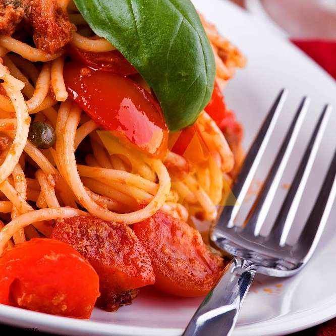 Паста с жареными помидорами и базиликом