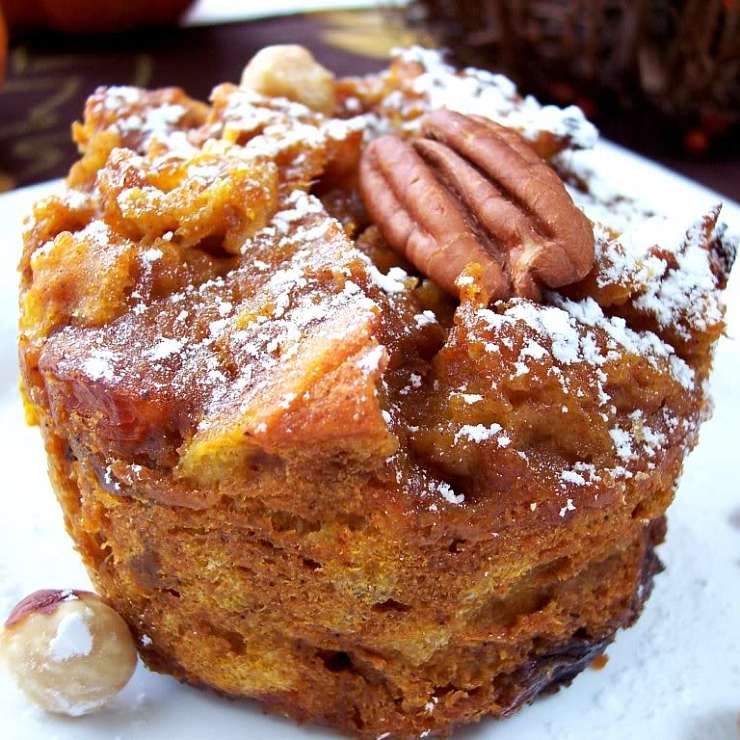 Пряный тыквенный хлебный пудинг с орехами пекан и бальзамической карамелью