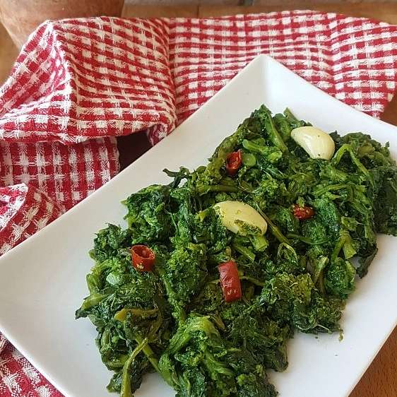 Ботва репы с острым перцем и чесноком