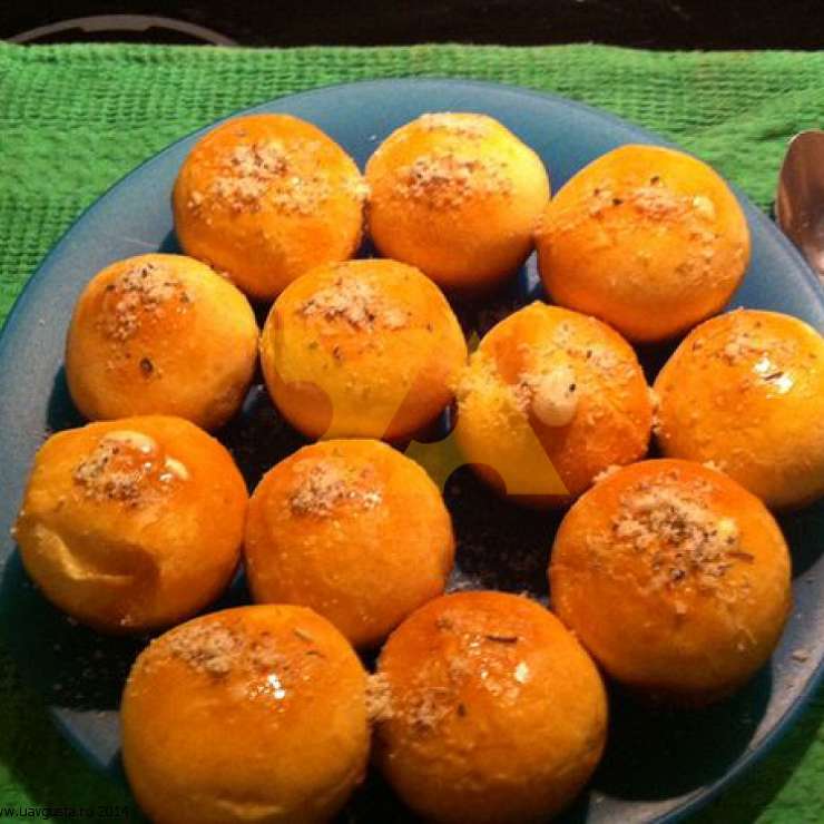 Пуфы с сыром Пекорино и черным перцем