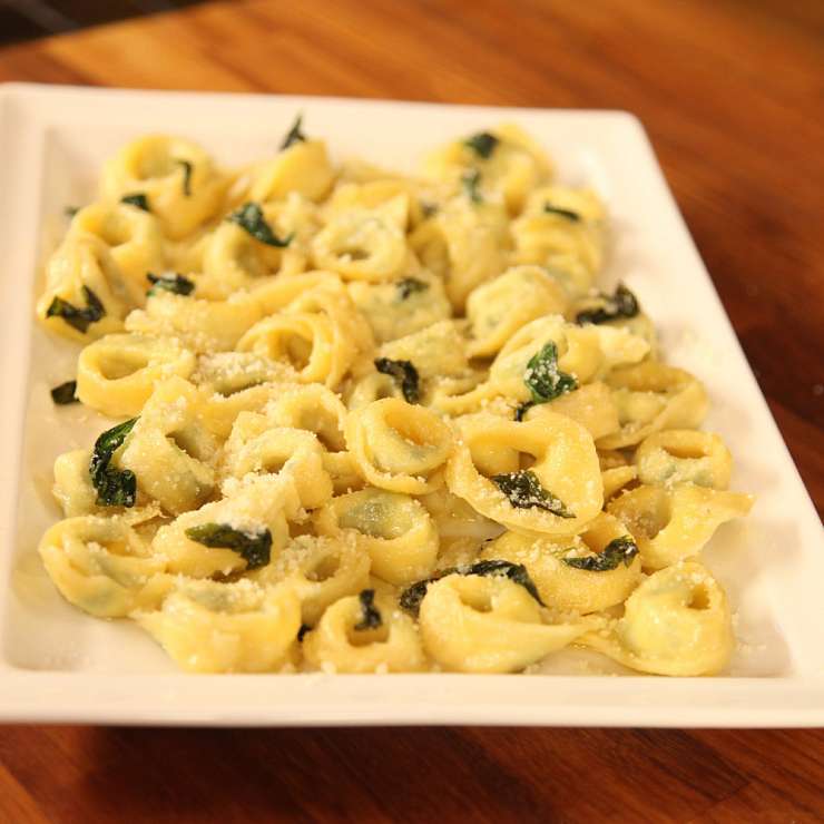 Тортеллони с рикоттой и шпинатом со сливками и шпеком