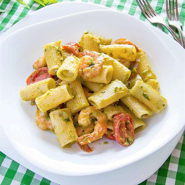 Паста из креветок с чесночным маслом и гороховым сливочным соусом