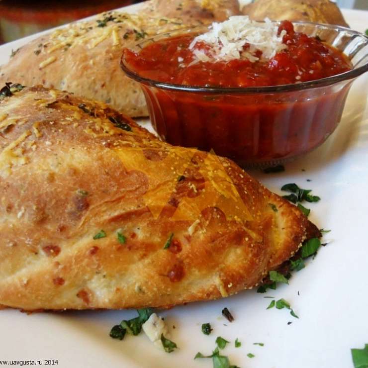 Кальцоне со свеклой и маслинами