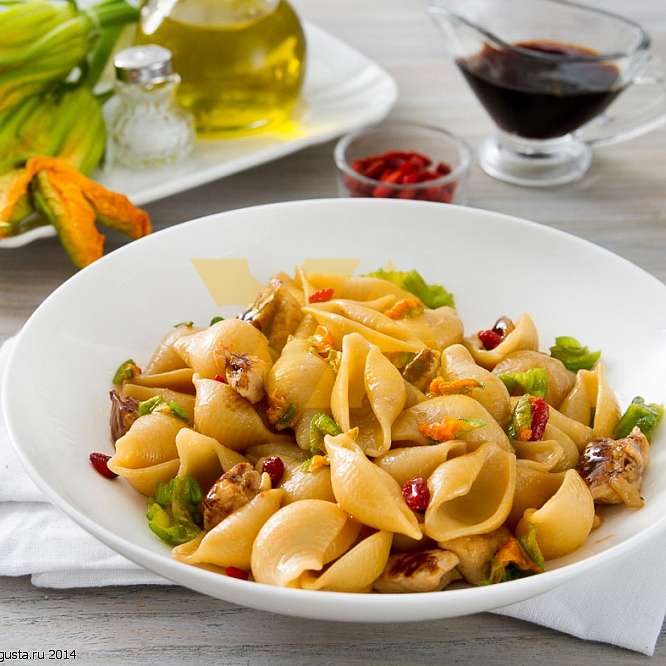 Итальянский салат с пастой и сыром азиаго