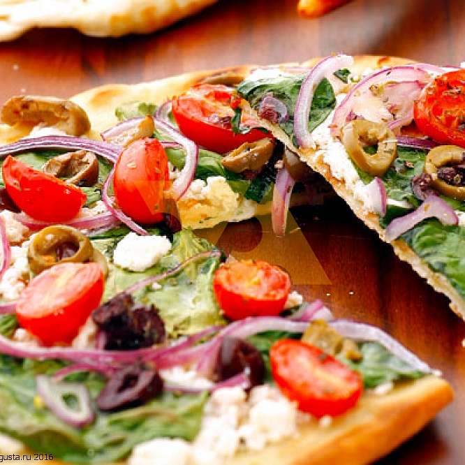 Пицца-гриль с греческим салатом и шпинатом