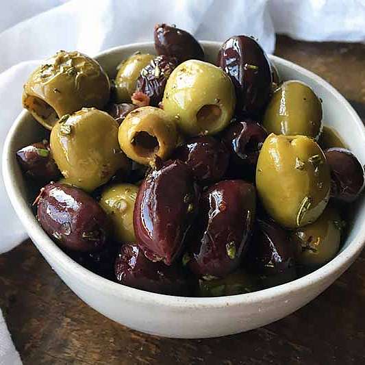 Запеченные оливки со свежим чесноком и травами