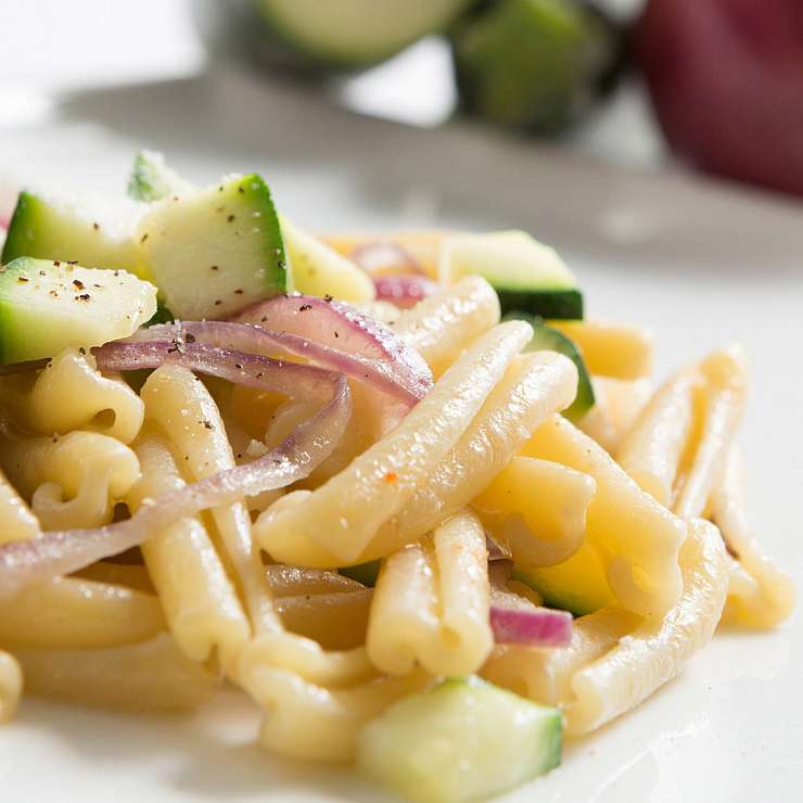 Казаречче с цуккини и красным луком