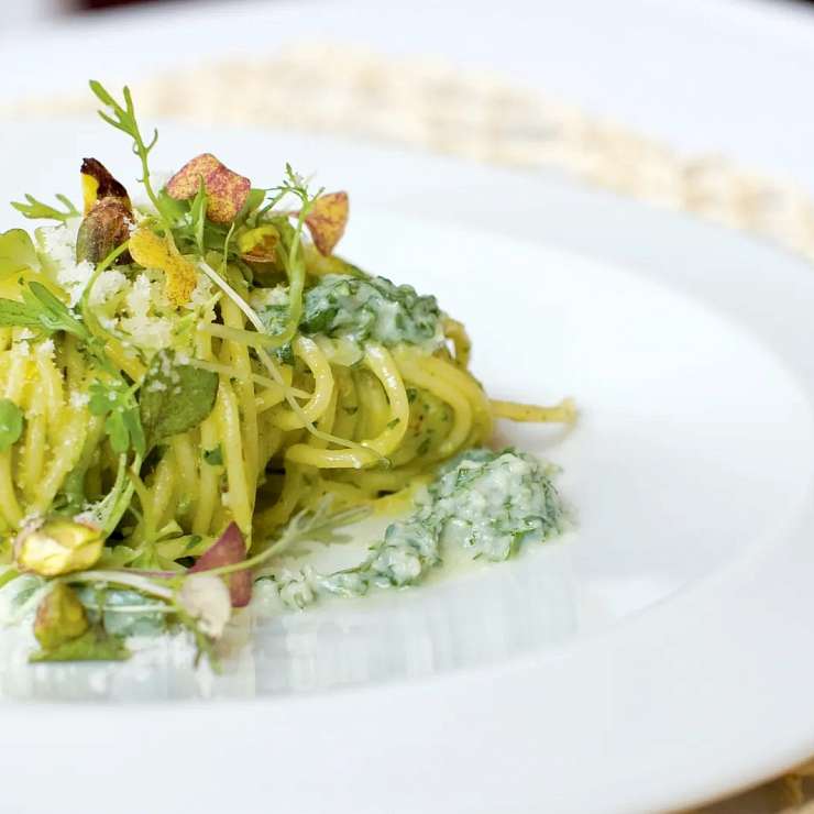Спагетти с песто из фисташек и рикотты с мятой