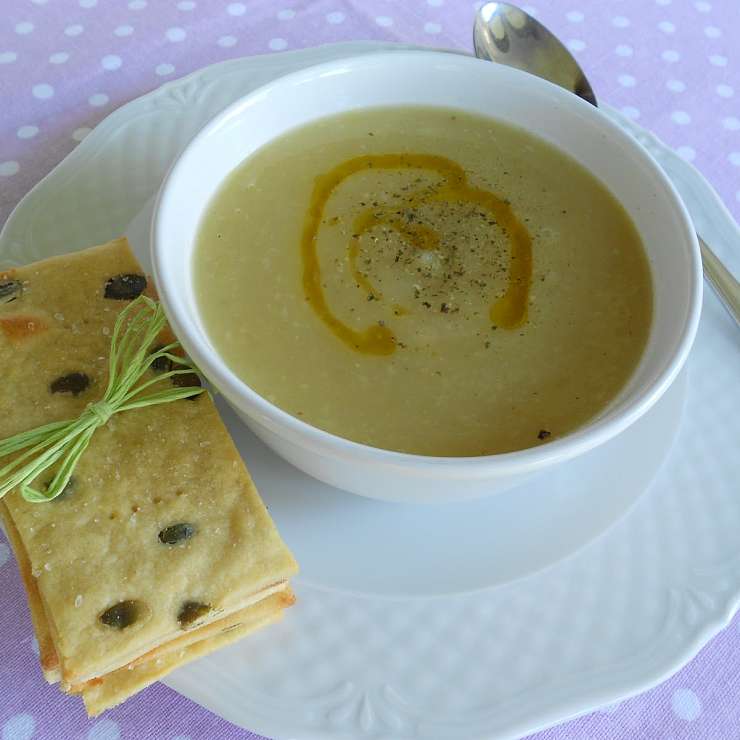 Луковый суп с шариками из сыра маскарпоне с зеленью