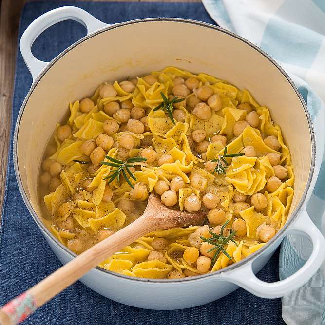 Бобовый суп с пастой и нутом