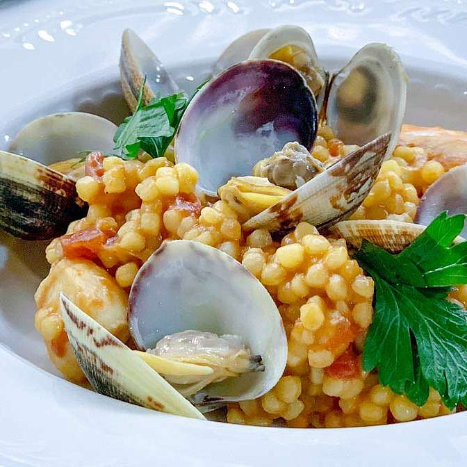 Фрегола с морепродуктами: вонголе, креветками и кальмарами