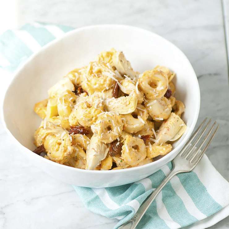 Салат из тортеллини с соусом песто