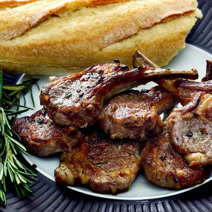 Жареные ребрышки ягненка по-римски