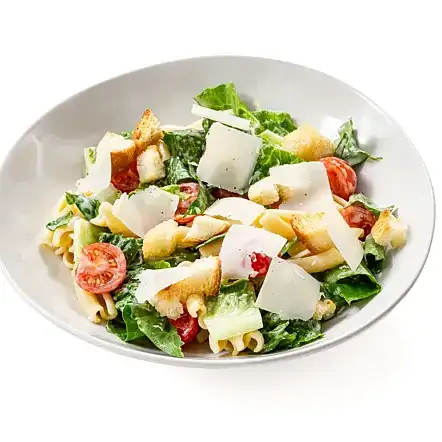 Салат Цезарь с пастой и чесночными гренками