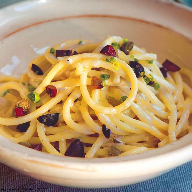 Букатини с рикоттой, каперсами и оливками