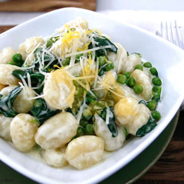 Лимонные ньокки с горохом и шпинатом