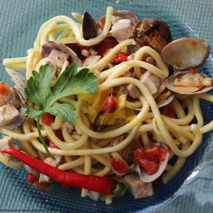 Спагетти алла киттара с тунцом и вонголе