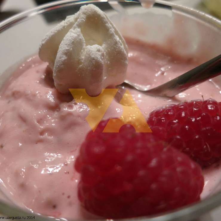 Охлажденный малиновый суп с лимонно-сырным сорбетом