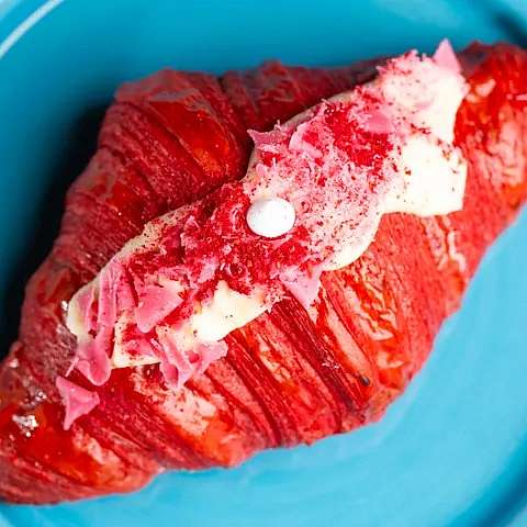 Розовые круассаны: сладкое угощение для самых романтичных