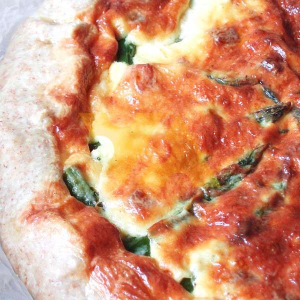 Пирог со спаржей, гуанчиолой и пекорино романо