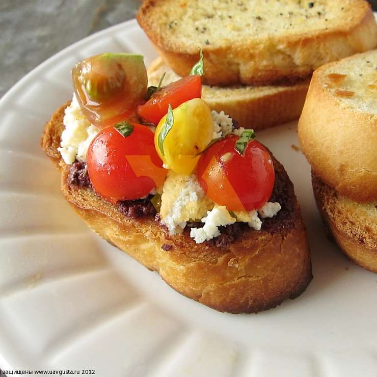 Кростини с рикоттой, томатами черри и маслинами