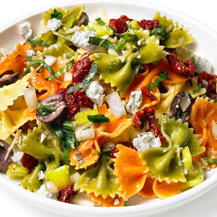 Салат с болгарским перцем, пастой Фарфалле, баклажанами и свежим сыром Моцарелла
