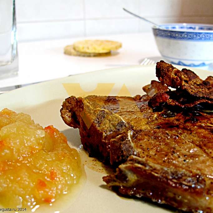 Свиная отбивная с яблочным соусом
