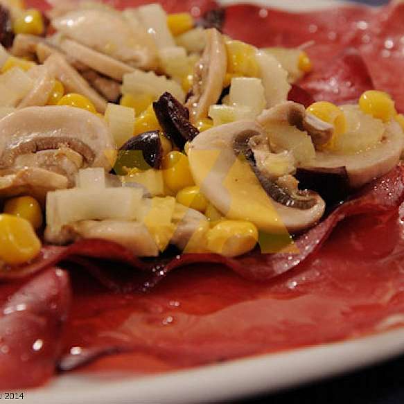 Карпаччо из брезаолы с кукурузой и шампиньонами