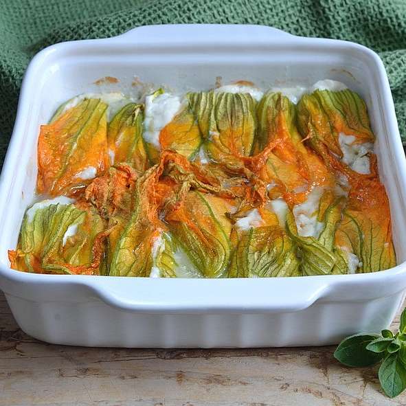 Цветки тыквы, фаршированные сыром горгонзола