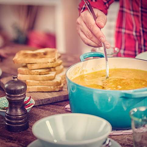 Сливочный суп из артишоков с шампиньонами и кнелями из куры