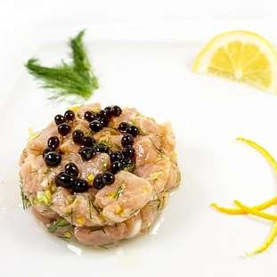 Тартар из лосося с цитрусовым ароматом и бальзамическим акцентом