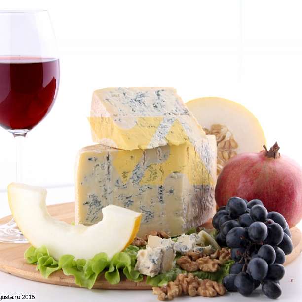 Монтеблун, сыр с голубой плесенью типа горгонзолы, мдж 50%, Итальянские традиции, ~ 3 кг  Итальянские традиции Россия