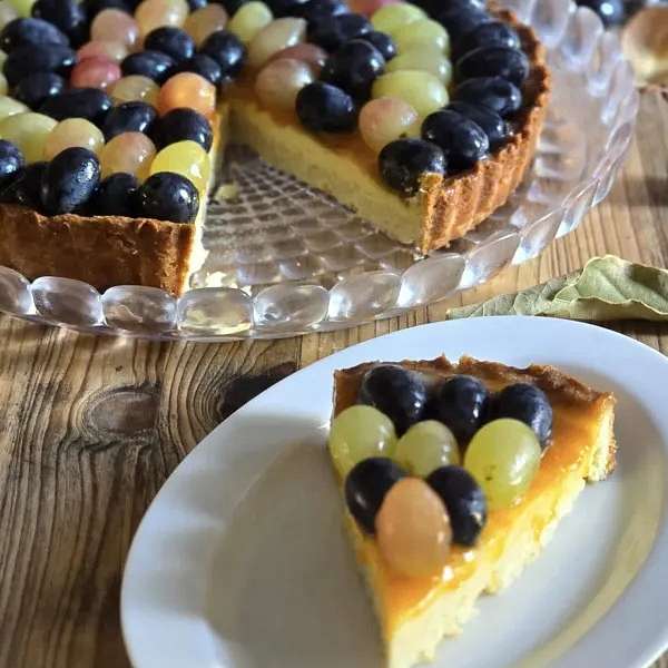 Тарт с заварным кремом, конфитюром и виноградом