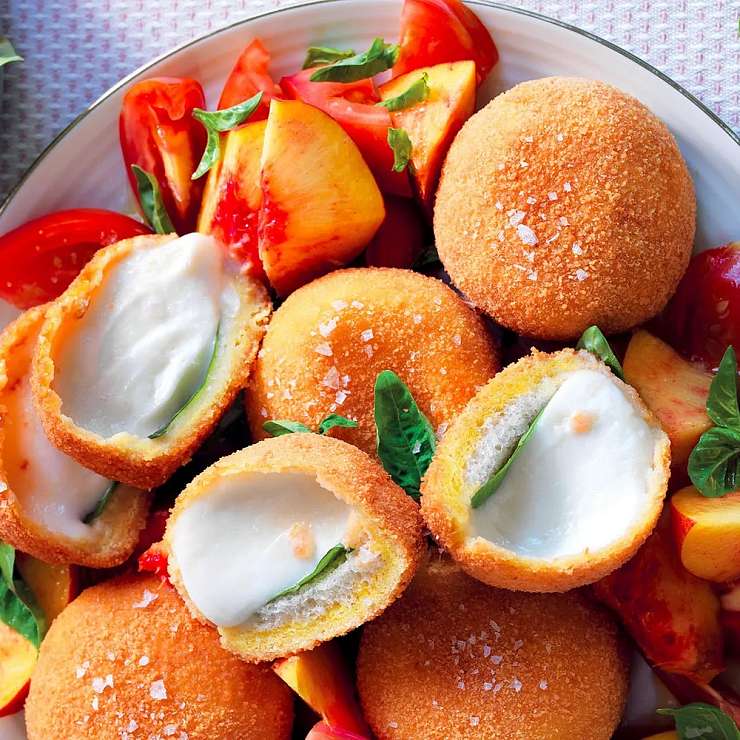 Моцарелла ин карроцца с помидорами и персиками