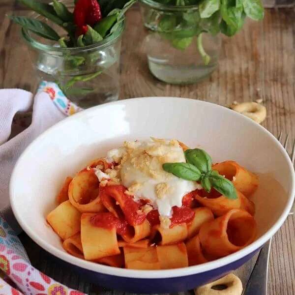 Паккери с бурратой и крошкой таралли