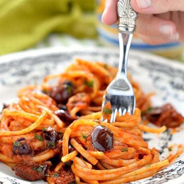 Паста интеграле с томатным соусом и маслинами