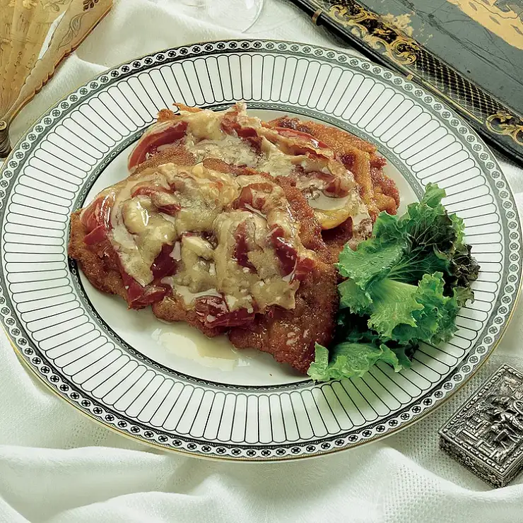 Телячья отбивная по-болонски