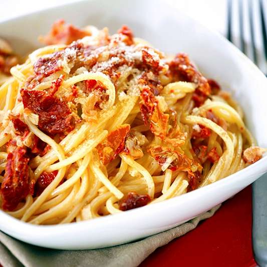 Спагетти с соусом Альфредо, панчеттой и вялеными помидорами