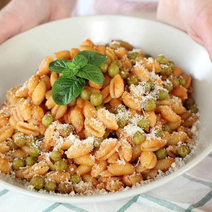 Ньокки с жареными помидорами и горохом в сливочном соусе с черным перцем и пармезаном