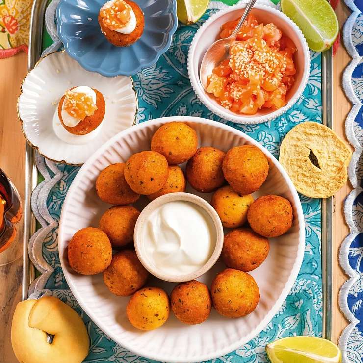 Сырные шарики с тартаром из лосося 