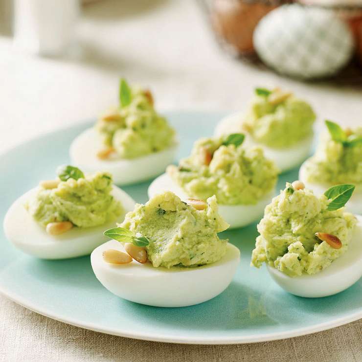 Яйца с соусом песто