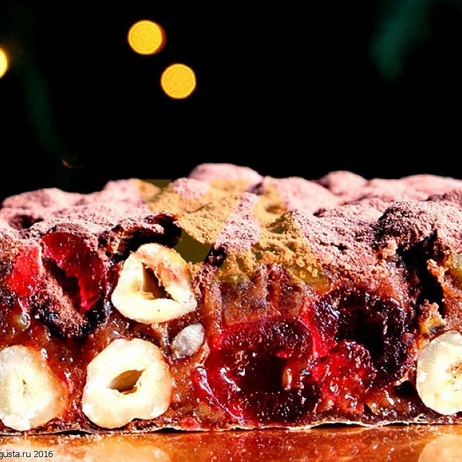 Шоколадный панфорте с вишнями и лесными орехами